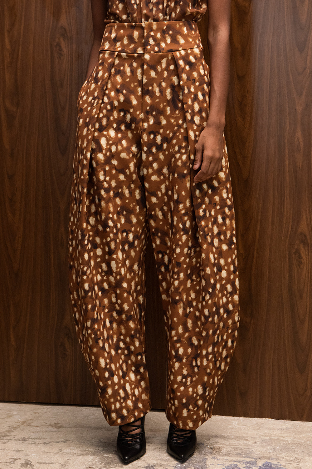CARAMEL BAMBI PRINT BARREL LEG PANTS